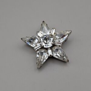 Elegant Crystal Star Brooch - Silver